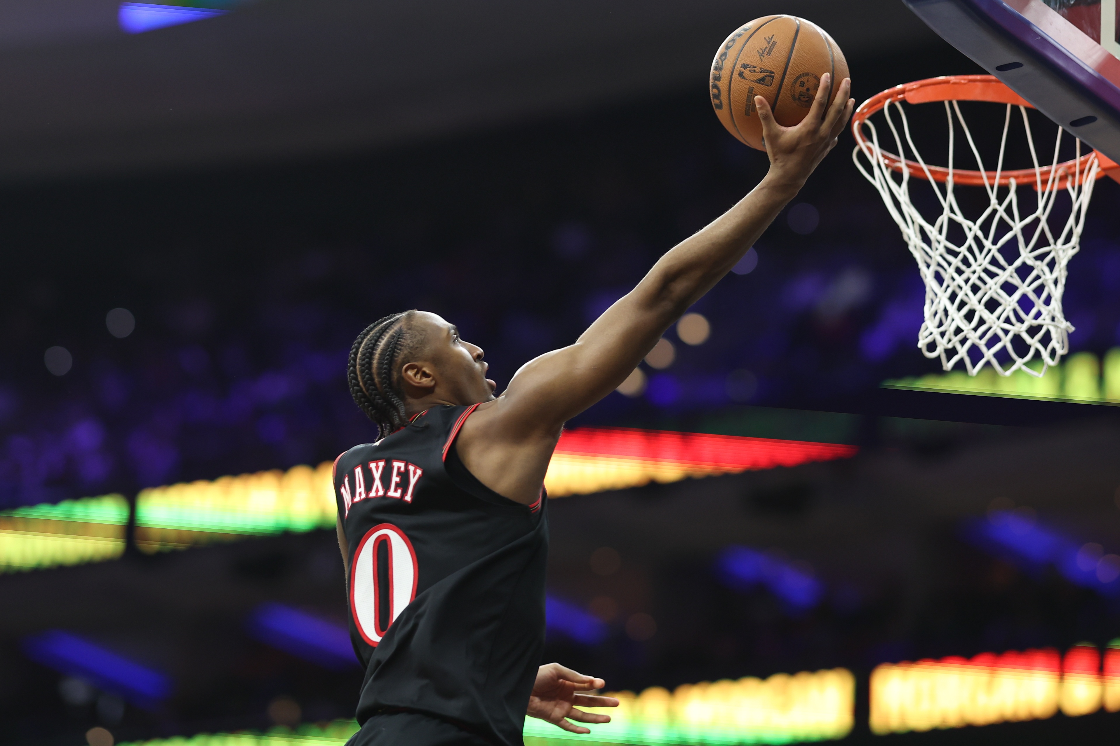 世界杯比赛在线观看入口-外线失准！马克西22中8拿到25分6助3帽 三分10中2